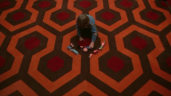 14. 'The Shining' filminde halının değişmesi.