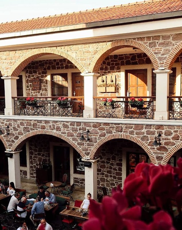 6. Sınırsız içki ve zengin menülü yılbaşı için L'agora Old Town...