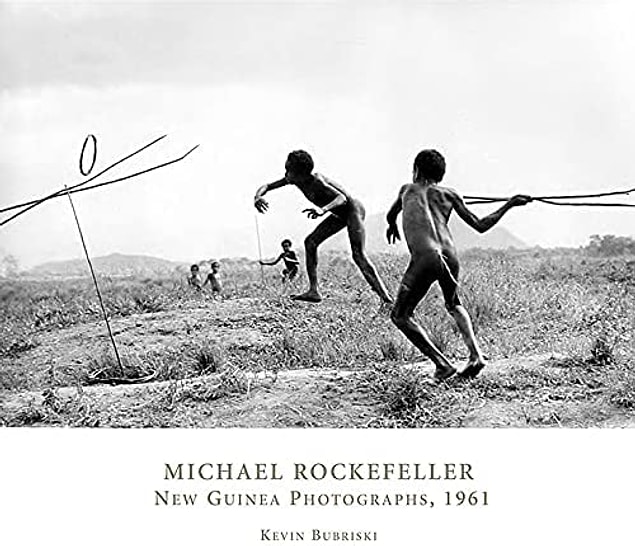 O zamanlar köyler arasında savaş yaygındı ve Michael, Asmat savaşçılarının sık sık düşmanlarının kafalarını alıp etlerini yediklerini öğrendi.