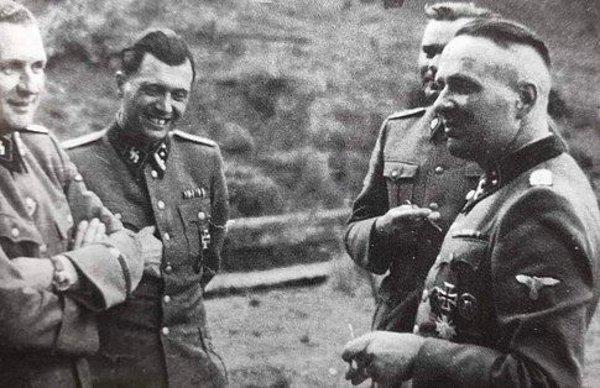 Adolf Hitler'in 1922'de Münih'te konuştuğunu gördükten sonra, Höss Katolikliğinden vazgeçti ve Nazi Partisi'ne katıldı.