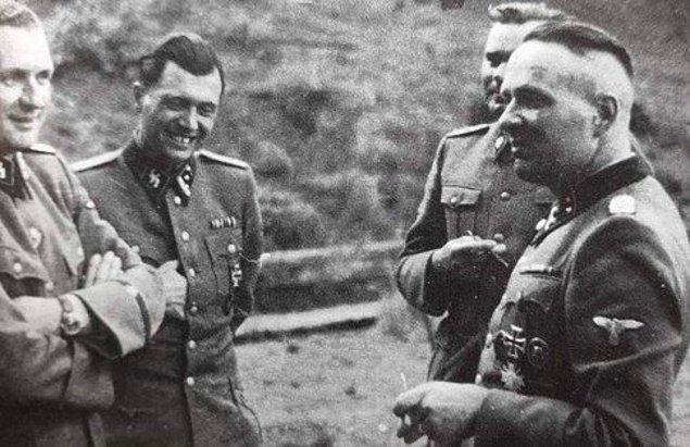 Adolf Hitler'in 1922'de Münih'te konuştuğunu gördükten sonra, Höss Katolikliğinden vazgeçti ve Nazi Partisi'ne katıldı.