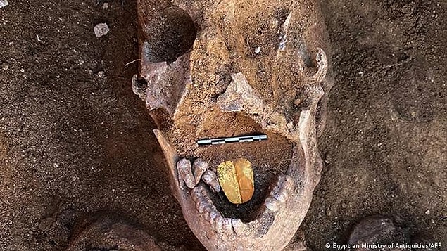 Araştırmacılar ayrıca, MÖ 30'da başlayan Eski Mısır'ın Roma dönemine tarihlenen mezarların dışında üç altın dil daha buldular.