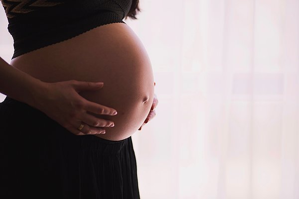 Hamileliğin ilk 12 haftasında gelişmekte olan fetüs, melanositler yapıyor.