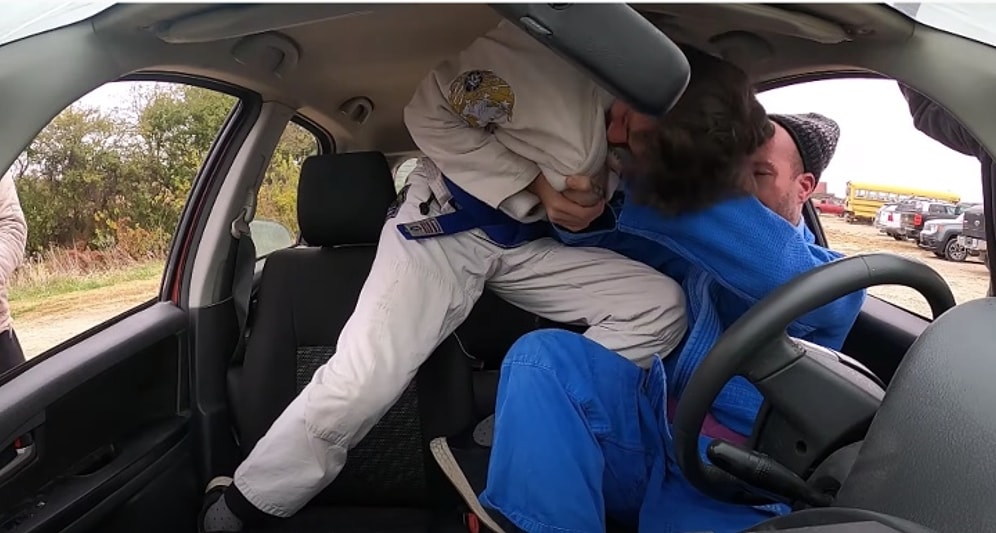 Rusya'da Gelişen ve Arabanın İçinde Güreş Üzerine Kurulu Spor Dalı: 'Car-Jitsu'