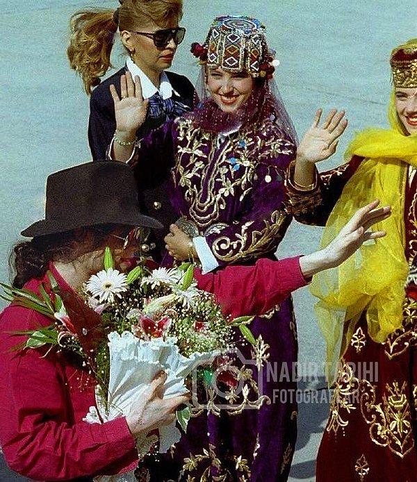 24. Michael Jackson ve geleneksel giysiler içinde Türk kızları, İstanbul, 1993.