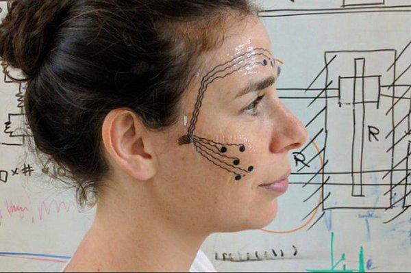 Tel Aviv Üniversitesi'ndeki İsrailli araştırmacılar tarafından geliştirilen bu yazılım, fizyolojik tepkilerden ziyade kişinin yüz ifadelerine odaklanıyor.