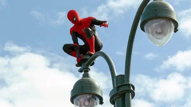 43. Ve son olarak, Örümcek-Adam: Eve Dönüş Yok'un en sonundaki Peter'ın yeni kıyafeti, çizgi romanlardaki canlı mavi ve kırmızıyla tamamlanan klasik Spider-Man kostümüne bir selam niteliğinde.