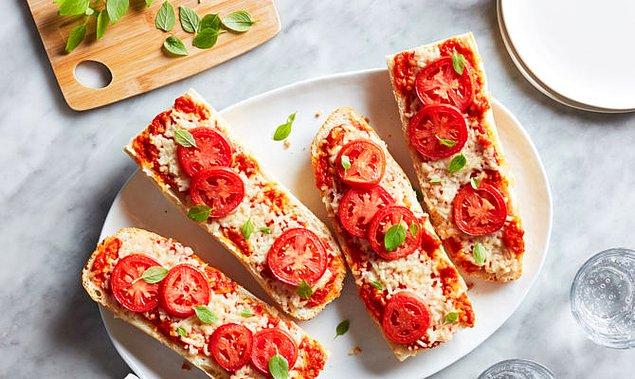 İhtiyacımız olan malzemeler domates, peynir ve bayat ekmek: Domatesli Bayat Ekmek Pizzası Tarifi