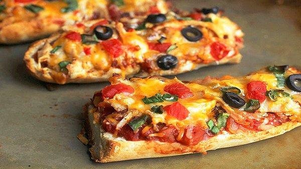Zeytinli pizza severler için: Zeytinli Bayat Ekmek Pizzası Tarifi