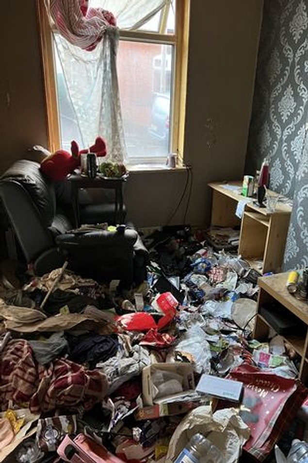 Kiracısında istifçilik sendromu olduğu için 18 yıl boyunca hiçbir çöpünü atmamış, evin içerisinde dışkı ve çöpten oluşan bir dağ olmuştu.