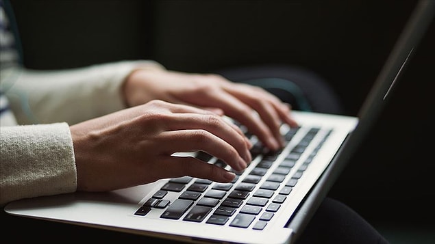 İnternet kullanımı, 6-15 yaş grubundaki çocuklar için 2013'te yüzde 50,8 iken 2021'de yüzde 82,7 oldu. Düzenli internet kullanan erkek çocukların oranının 2013'te yüzde 92,8 iken 2021'de yüzde 98,9'a, kız çocukların oranının ise yüzde 90,7’den yüzde 98,4'e çıktığı görüldü.