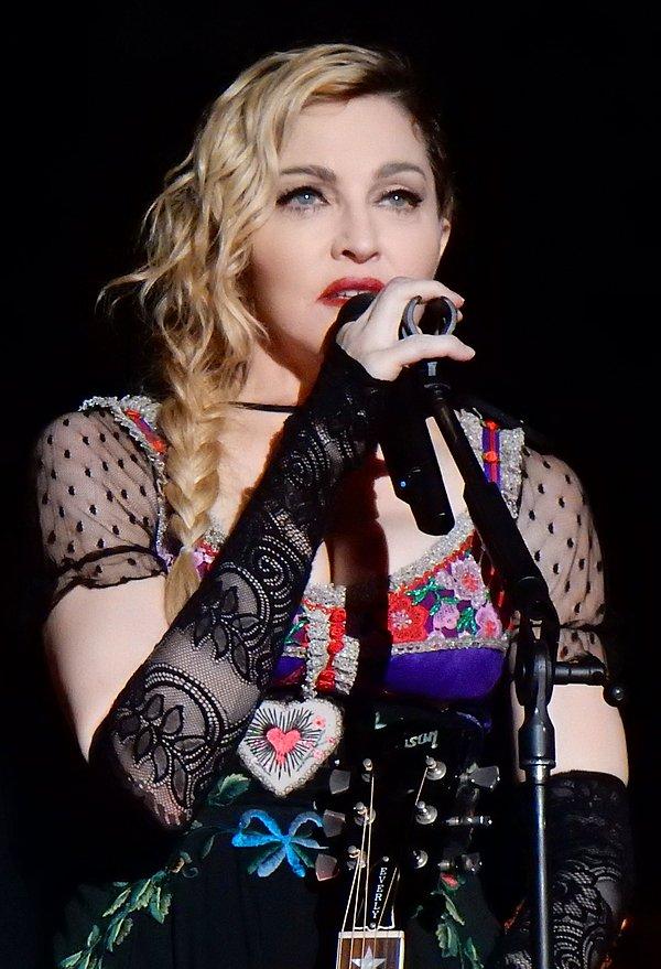 20. Şöhret kapısını çalmadan önce Madonna, Dunkin' Donuts'ta çalışıyordu.