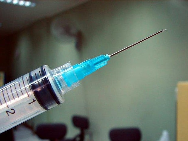 Çok uzunca bir süre de aynı nedenlerden dolayı doktora gidememiş çünkü doktorların kendisine zehirli bir iğne yapacağını düşünmüş.