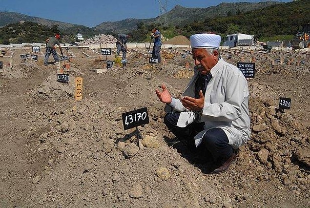Cenazede merhumun üstüne atılan toprak olduğuna inanmaktan tutun da çaydanlığın demliği olduğunu düşündüğü anlar bile olmuş kendisinin.