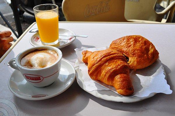 6. Yumurtanın vazgeçilmez olduğu Türk kahvaltısının aksine İtalya'da insanlar sabahları kahve eşliğinde kruvasan, kek ve kurabiye gibi tatlıları yemeyi tercih ederler.