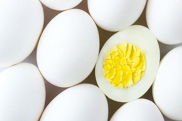 Bunlardan bir tanesi, beyaz ve kahverengi yumurtalar arasında besin değeri farkı olup olmadığı...