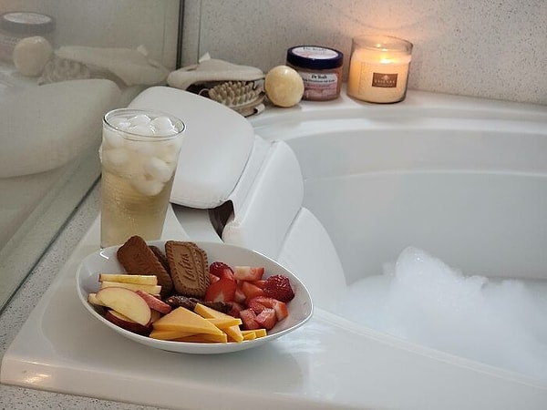 14. Моя жена встала сегодня в 2 часа ночи, чтобы подняться на гору с друзьями. Она сейчас идет домой и, вероятно, думает, что ей придется немедленно взять на себя заботу о детях, чтобы я мог сесть за работу.Но вот, что ее ждет...