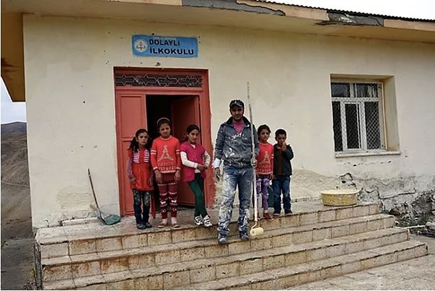Ve tatil yapmak yerine Van'da görev yaptığı okulunu boyayan Yusuf Açar öğretmen gibi...