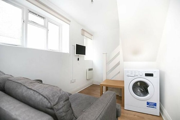 19. Комбинируя случайные элементы гостиной, подсобного помещения, коридора и лестницы, человечество наконец создало гостиную лестничную клетку.