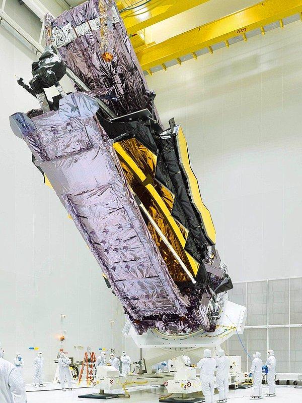 Yapımı için toplam 10 milyar dolar harcanan ve son teknoloji ile donatılmış James Webb Teleskobu'nun kalkış tarihi senenin başında 30 Ekim olarak açıklanmış, NASA sık sık kalkış testlerinden görüntüler paylaşarak milyonların heyecanını körüklemişti.