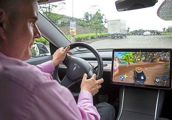 Tesla otomobil modellerinin içerisindeki büyük ekranlarda farklı birçok oyun oynanabiliyor. Bu oyunlar ilk geldiğinde sadece araç park halinde oynanabiliyordu ancak sonra oyunların sürüş sırasında da oynanabildiği ortaya çıkmıştı.