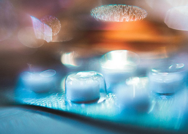 2. Принимать лекарства от депрессии. Я был в ситуациях, когда сидел и слушал людей, говорящих о том, что они НИКОГДА не будут принимать лекарства. У меня депрессия с 8 лет. 41 год борьбы, и это оскорбительно, и мне больно, когда люди так поступают. К черту всех вас за то, что вы судите таких как я