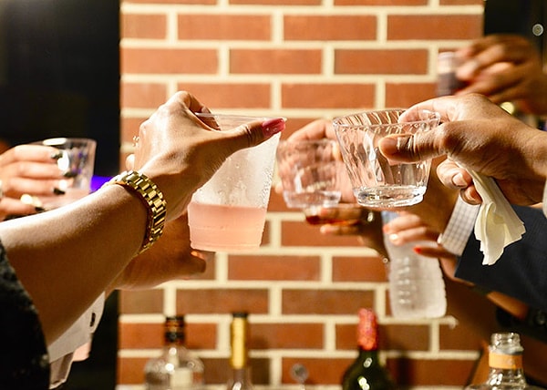 11. Не пить алкоголь каждый раз, когда идете гулять с друзьями