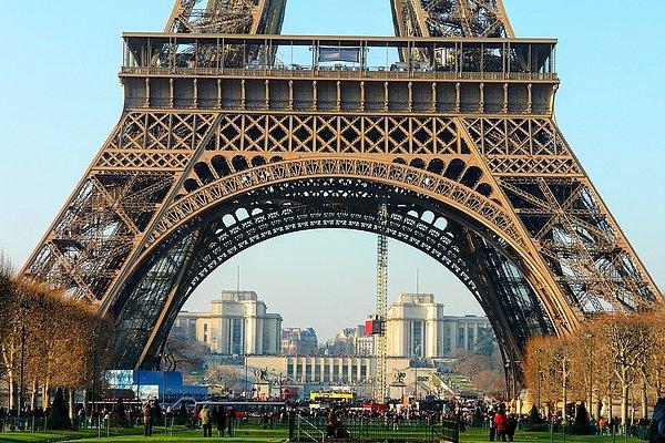 8. "Paris'te Eyfel ve Notre Dame gibi ünlü yerlerin dibindeki restoranlara gitmeyin. Turistlere aşırı pahalı ücretlerle donmuş yemek satıyorlar."