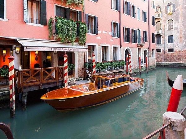 14. "Bir İtalyan olarak Venedik'te fazla vakit geçirmemenizi öneririm. Bu bölgede özellikle deniz mahsulleri satan lüks restoranlara oturmayın ve alışveriş yapmayın.