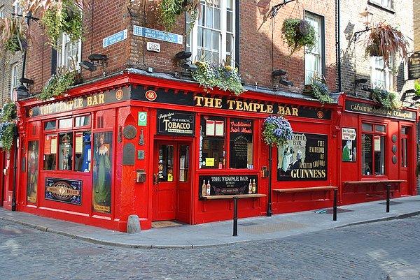15. "Dublin'deki meşhur Temple Bar'a gitmek yerine hemen iki adım yanındaki mekanlara girebilirsiniz. Emin olun çok daha uygun fiyatlılar!"