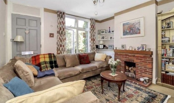 15. Это фото говорит: «у нас не было гостей с 2007 года».