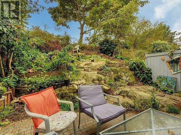 16. Стэн начал задаваться вопросом, как часто другие стулья ходили на встречи без него.