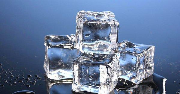 American Chemical Society adlı bilimsel dergide yayımlanan çalışmada üretilen buz küpleri, yüzde 90 oranında sudan oluşuyor.