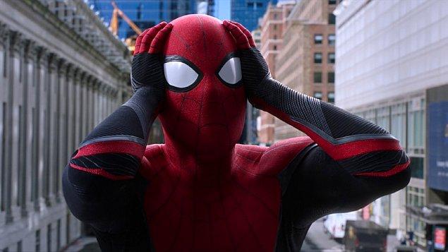 Örümcek-Adam: Eve Dönüş Yok'da, Peter Parker çoklu evreni parçalayarak diğer evrenlerden kötü karakterlerin dünyasına gelmesine neden oluyor.