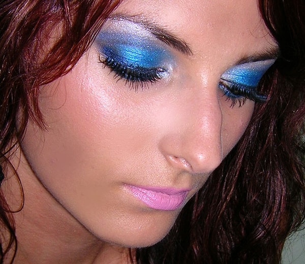 3. Синие тени для век. Всегда можно было понять, когда девочка младшего школьного возраста наконец получила разрешение от родителей начать пользоваться косметикой