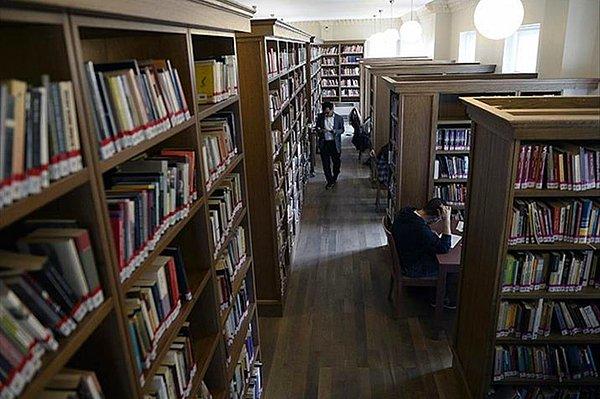 6. "Kütüphaneciler herkesin sandığı gibi tüm gün oturup kitap okumuyor, insanların geride bıraktığı çöpleri de topluyoruz ve birbirinden garip tiplerle karşılaşıyoruz."