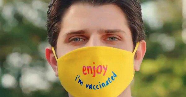 34. 14 Mayıs - Turizm Bakanlığı'nın paylaştığı, aşılanmış personelin 'Enjoy, I am vaccinated' yazılı maske.