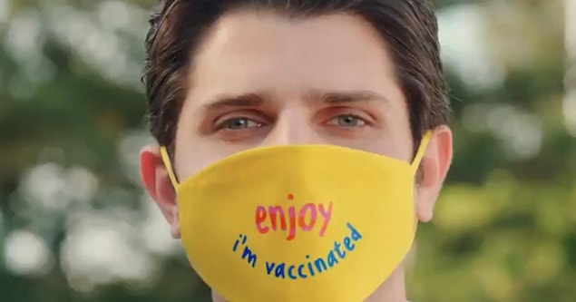 34. 14 Mayıs - Turizm Bakanlığı'nın paylaştığı, aşılanmış personelin 'Enjoy, I am vaccinated' yazılı maske.