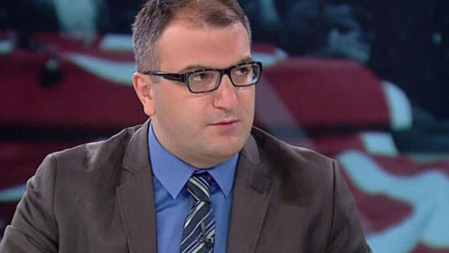 Küçük, Ersan Şen’in önceki açıklamalarını hatırlatarak "Sayın Ersan Şen'in tüm argümanları çöktü. 'Sıcak para girmeden dolar düşmez' demişti, yanıldı. Hem faiz hem döviz düşüyor. Verecek cevabı yok. Bu çok iyi bir sistemdir. Ekonomi iyiye gidiyor, milletin ekonomisi düzeliyor. Moralin bozulmasın" ifadelerini kullanmıştı.