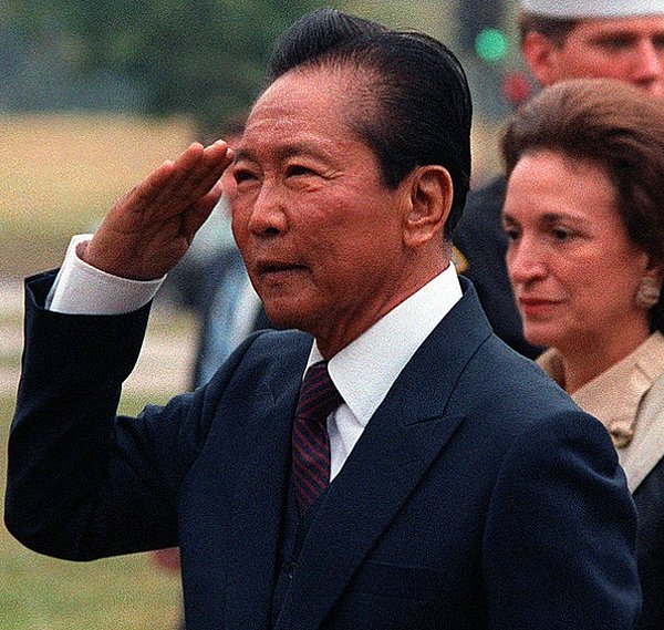 10. Filipinler'in eski devlet başkanı Ferdinand Marcos'un yaptığı yolsuzluklar yüzünden 'devletten en çok para koparan kişi' olarak Guinness Rekorlar Kitabı'na girmesi.