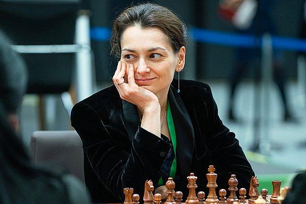 Ülkesinde Satranç Kraliçesi olarak anılan Alexandra Kosteniuk Kadınlar Rapid şampiyonu olmayı başardı.