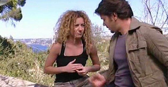 2005 yılında 'Savcının Karısı' dizisiyle oyunculuk hayatına atılmış, 2006 yılında Arka Sokaklar dizisinin 'Pınar'ı olarak daha geniş kitlelerce tanınmıştı.
