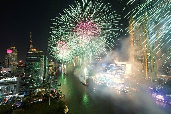 Tayland da 2022`ye coşkuyla girdi. Başkent Bangkok`taki etkinlikte düzenlenen havai fişek gösterisi 6 dakika sürdü