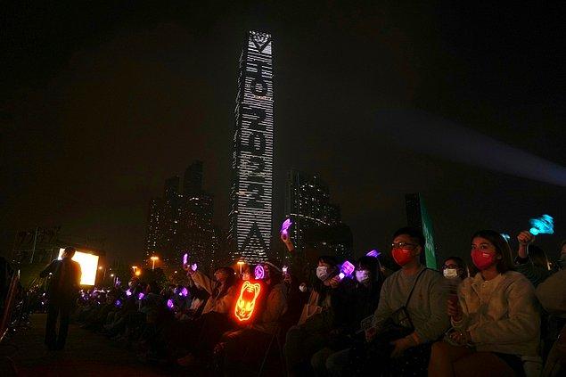 Hong Kong, 2022`yi Victoria Limanı`nda düzenlenen ışık gösterisiyle karşıladı.