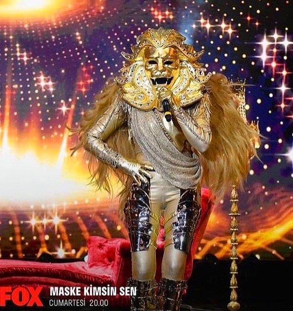 Diğer ülkelerde "The Masked Singer" adıyla yayınlanan eğlence programının Türkiye uyarlaması 1 Ocak Cumartesi akşamı ilk bölümüyle Fox'ta yayınlanmaya başladı.