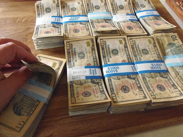 2. Что деньги - корень всего зла. Но это не так! Правильная цитата звучит так: "Любовь к деньгам - корень всего зла".