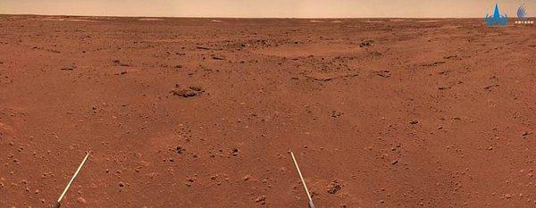 Mars yüzeyinde 225 gün geçiren Zhurong, yüzeye dair net bir fotoğrafı Dünya'ya gönderdi.