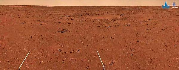 1. Geçen sene Mars'a ulaşan Çin'in uzay aracı Tianwen 1, Mars'ın yüzeyine dair net bir fotoğrafı Dünya'ya gönderdi.