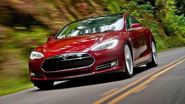 Wall Street analistlerinin beklentileri Tesla'nın dördüncü çeyrekte 267 bin, 2021'in tamamında ise 897 bin araç teslimatı yapacağı yönündeydi.
