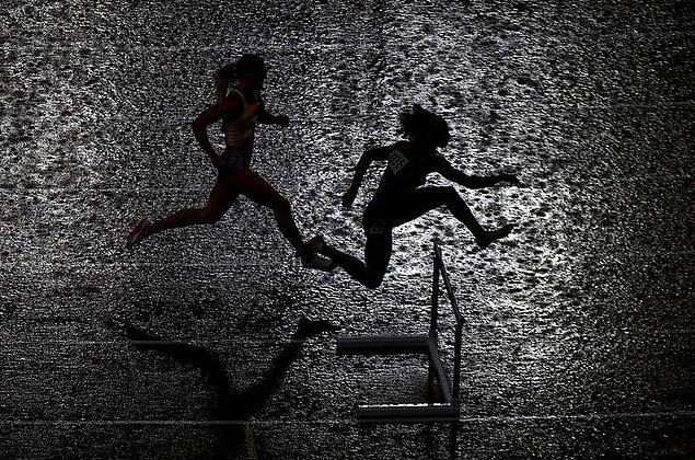 2. Sağanak yağmur altında kadınlar 400 m engelli koşusu